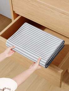 1 túi đựng đồ dưới gầm giường trong suốt, túi đa năng, túi đựng chăn mền đặt trên nóc tủ quần áo, túi đựng quần áo dưới gầm giường, túi đựng đồ chơi dưới gầm giường, chống thủng và bền chắc, khóa kéo kim loại hai chiều, thiết kế có thể gập lại, tay cầm rộng, thích hợp cho việc dọn dẹp nhà cửa, quản lý không gian, du lịch. - Xám - Xem 5