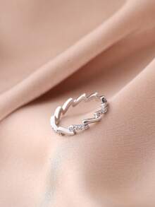 Tkool 1 件微镶嵌锆石不对称波浪戒指，女士订婚戒指