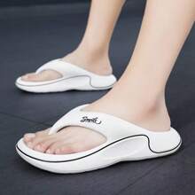 Chanclas de verano 2025 de nueva moda con agarre antideslizante para hombres talla grande, sandalias de piso blando tipo chancla para uso en exteriores