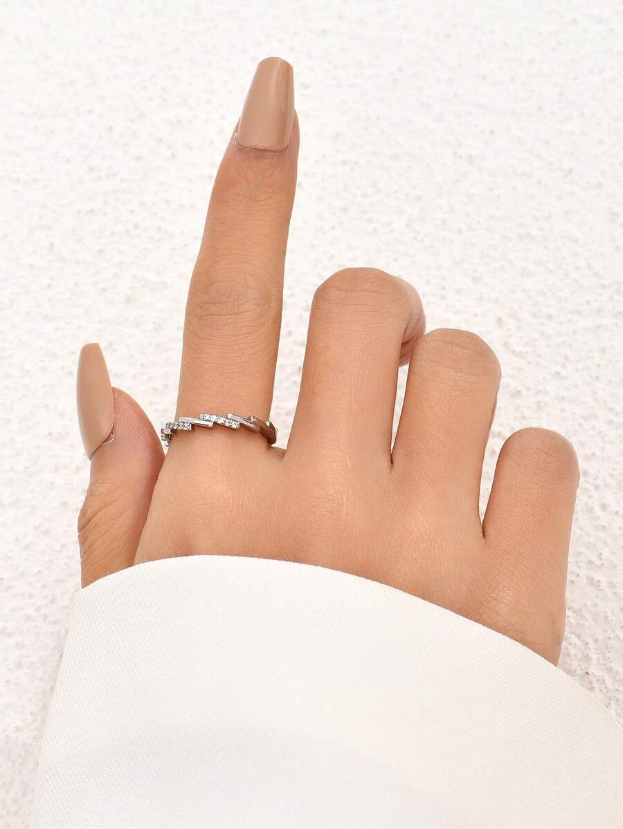 Tkool 1 件微镶嵌锆石不对称波浪戒指，女士订婚戒指