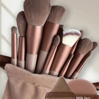 13件套专业化妆刷套装，包含斜角粉底刷、轮廓刷、腮红刷、散粉刷、眼影刷、遮瑕刷、高光刷、晕染刷以及2个棕色化妆海绵。这款柔软多功能的化妆刷套装专为女性设计，方便携带，是旅行的理想之选，也是送给女性和女孩的绝佳礼物。颜色随机。赠品