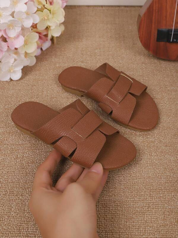 A Pair Of Large-Sized Brown Baby Girl Flat Sandals With Solid Color, Comfortable PU Straps, Round Head And Fish-Mouth, Anti-Slip, Fashionable, Elegant And Cute Home Slippers Are Suitable For Boys And Girls Aged 3 To 15 To Wear For Daily Leisure, Gatherings, Vacations And Outside In Spring And Summer