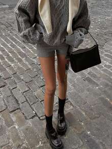 女士新款休闲碎花灰色圆领宽松落肩长袖麻花针织套头衫，搭配弹力短裤两件套，通勤和日常穿着的终极之选。简约优雅，柔软舒适，非常适合外出。秋冬街头风格，女士秋冬服饰，冬季套装。 - 灰色 - 查看 5