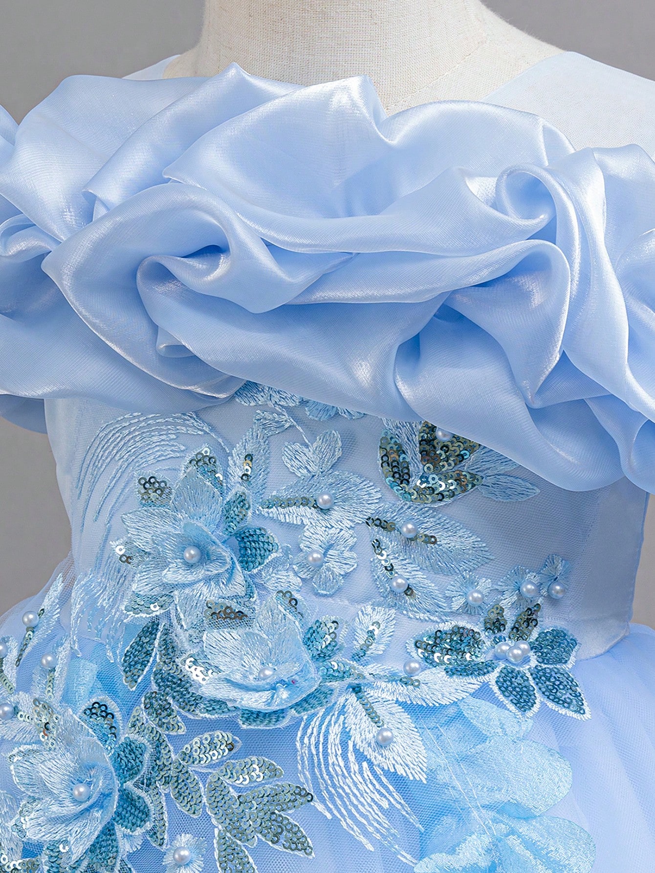 Elegant prinsessklänning för barn till bröllop och festligheter_voghion.com