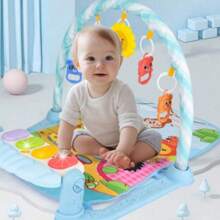 Baby Kick Klavier Fitness Puppe, 0-36 Monate Neugeborenes Kleinkind Bildungszentrum Musik Matte, Multi-sensorische Entwicklung Arm, Bein & Tastspiel Pad, Cartoon Charakterdesign Geschenk (Aufhängeringe Farbe zufällig, benötigt 3 AAA Batterien)