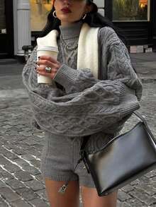 女士新款休闲碎花灰色圆领宽松落肩长袖麻花针织套头衫，搭配弹力短裤两件套，通勤和日常穿着的终极之选。简约优雅，柔软舒适，非常适合外出。秋冬街头风格，女士秋冬服饰，冬季套装。 - 灰色 - 查看 3