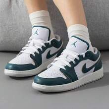 Nike Jordan Air Jordan 1 Low SE Leather Comfortable Versatile Anti-Slip Durable Low-Top Basketball Shoes Green & White - Green and White - View 3