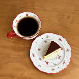 مجموعة فنجان وصحن سيراميك عتيق 160 مل، 2 قطعة/مجموعة، بتصميم زهري، سيراميك دائري حديث بسيط مرسوم باليد، مقاوم للحرارة، مناسب للشاي والقهوة، للاستخدام المنزلي والمكتبي، هدية مثالية لرأس السنة والأعياد والمناسبات النسائية، آمن للغسالة والميكروويف، هدية مثالية لعشاق الشاي والقهوة، فنجان قهوة وصحن بحافة حمراء وزهرة حمراء وأوراق خضراء، مناسب للتناول والحفلات والمكتب والاستخدام المنزلي'