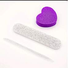 Set de 150 de bucăți pentru unghii cu sclipici roz-violet: Include 50 de blocuri de lustruit unghii, 50 de pile de unghii cu burete dublu față în formă de inimă și 50 de pile de unghii cu sclipici în formă de bară. Potrivit pentru unghii, pedichiură și consumabile pentru lustruire/finisare în confecționarea bijuteriilor cu sclipici roz strălucitor.