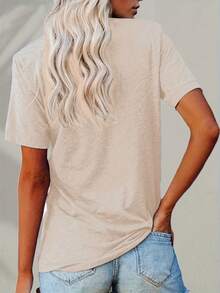 Vintage 'No Sleep Till Brooklyn' Boombox Print T-Shirt |   Retro Style Graphic Tee For Music Lovers |   Perfect For Concerts And Festivals |    Casual Wear |   Color T-Shirt - (1XL-5XL) Is Plus Size - 杏色 - 查看 5