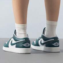 Nike Jordan Air Jordan 1 Low SE Leather Comfortable Versatile Anti-Slip Durable Low-Top Basketball Shoes Green & White - Green and White - View 2
