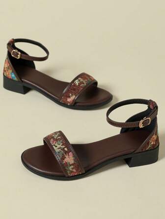 Sandales compensées à un seul bracelet rétro pour femmes grandes tailles, patchwork floral bohème de vacances, non glissantes, confortables, légères, respirantes, élégantes et décontractées pour l'extérieur, convenant pour la plage au printemps, en été et en automne 2025