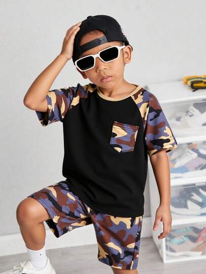 2 件套年轻男孩休闲迷彩拼布短袖圆领 T 恤和短裤套装，夏季户外运动装，适合日常上学穿着