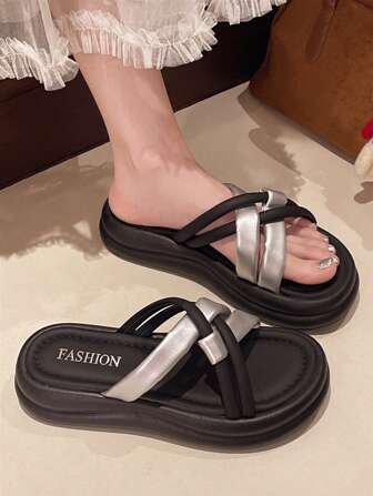 Sandalias de mujer casuales de verano de 2025, de suela gruesa y estilo retro. Sandalias de verano antideslizantes para la playa, pantuflas con cierre deslizante de moda y versátiles para damas