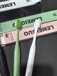 包裝高級牙刷，適合旅行攜帶，輕巧易用，為敏感牙齒提供額外牙齦保護。超軟毛牙刷為敏感牙齦提供額外保護，防止口臭與牙齦出血。 - 彩色 - 查看 10