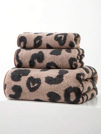 1pc Brown Medium Bath Towel, Lightweight, Jacquard Letter & Heart Pattern, Polyester Fiber Material, Rectangle 70*140cm Or Kitchen/Face/Hand Towel 34*75cm Or 34*34cm Small Towel, Suitable For Men, Women, Couples, Families, All Seasons, Quick-Drying, Absorbent, Soft, Applicable For Bathroom, Hotel, Gym, Holiday Gifts, Party, Beach, Outdoor, Travel