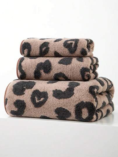 1条棕色毛巾，轻盈透气，提花字母和心形图案，涤纶材质，长方形尺寸70*140厘米，也可作为厨房/洗脸/手巾使用，尺寸为34*75厘米或34*34厘米。适合男士、女士、情侣、家庭使用，四季皆宜，速干、吸水性强、柔软舒适。适用于浴室、酒店、健身房、节日礼品、派对、海滩、户外、旅行等场合，也可作为美容院、酒店、运动场所、家居用品、护肤浴巾使用。