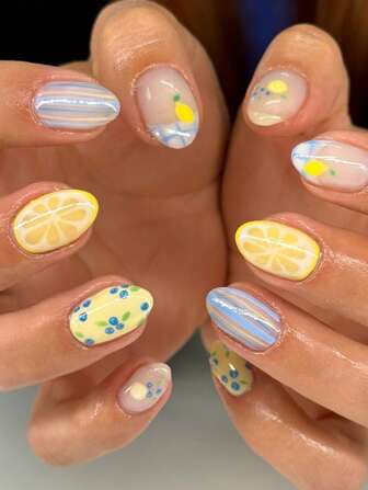 24 pièces Faux ongles ovales à clipser - motif à pois bleu et blanc, design de fruits citron jaune, design de myrtille répartis sur l'ensemble. Convient aux femmes et jeunes filles. Inclut 1 tube de gel et une lime à ongles. Design d'ongles d'été, convient pour les fêtes, les rendez-vous et le port quotidien au bureau.