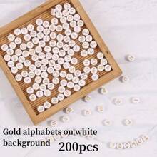 1 Set de herramientas de joyería minimalista de moda con perlas falsas, incluye cuentas espaciadoras chapadas en oro, encantos de letras, corazones y fundas, pulseras y hallazgos, 4 tamaños de cuentas redondas ABS con aceitos para joyería DIY, relleno de jarrón, decoración del hogar, elegante regalo de fiesta navideña