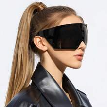 de estilo futurista con lentes curvados y protección envolvente para mujeres y hombres