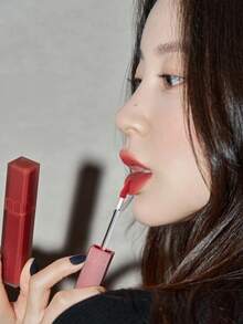 Rom&nd Romand BLUR FUDGE TINT 04 RADWOOD，柔雾质地，慕斯般顺滑触感，不拔干，打造柔焦妆效，轻盈舒适，韩国化妆品，5.0克/0.18盎司 - 04 RADWOOD - 查看 4