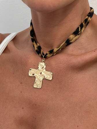 1 st. moderiktigt och exklusivt halsband med leopardmönster och höst- och vintermönster för kvinnor, i retrostil i metall, lämpligt för vardagsbruk och sammankomster.