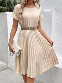 Kurzärmeliges, offenhalsiges, gegürtetes, plissiertes, kurzes Importkreppkleid für Damen. - Beige - Übersicht 1