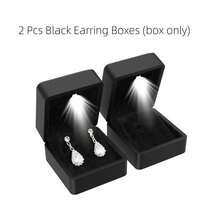 1个优雅的LED首饰盒，非常适合存放戒指、吊坠和手链，饰以闪亮水晶，是求婚、订婚、婚礼和特殊场合的完美之选。精致的黑色天鹅绒内衬首饰展示礼盒，适合作为圣诞节、情人节和周年纪念礼物。 - 黑色 - 查看 33