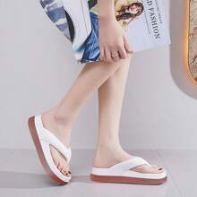 Nuevas sandalias de moda para mujer con suela gruesa cómoda de EVA y altura elevada, funcionales y esenciales de verano para actividades al aire libre, antideslizantes y desodorantes.