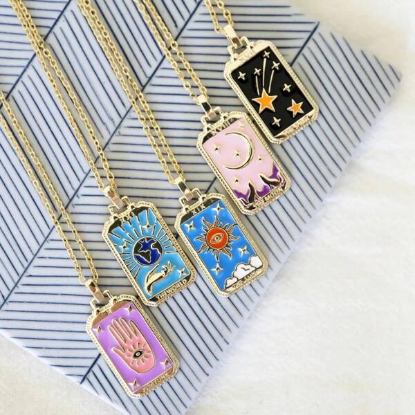 Collier vintage en acier inoxydable avec pendentif goutte d'huile peint à la main, motif Soleil et Lune du Tarot. Collier vintage avec bijou en cuivre micro-serti de style élégant