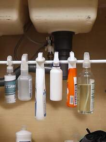 1/2 thanh đa năng không cần khoan - Có lò xo chắc chắn, dễ lắp đặt, có sẵn màu đen, trắng và vân gỗ. Lý tưởng cho thanh treo rèm cửa, thanh phơi quần áo, thanh đỡ tủ quần áo, thanh giằng tủ giày, thanh treo khăn, và thiết yếu cho gia đình và phòng tắm. Trang trí phòng tắm - Nhiều màu - Xem 7