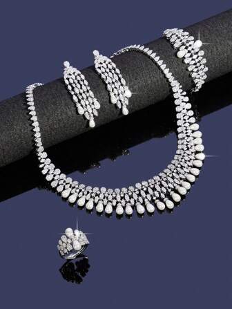 一套优雅的立方氧化锆水晶流苏设计新娘婚礼首饰套装（1对耳环、1条项链、1条手链、1枚戒指），适合女性，适合婚礼、派对、日常佩戴、周年纪念等场合。