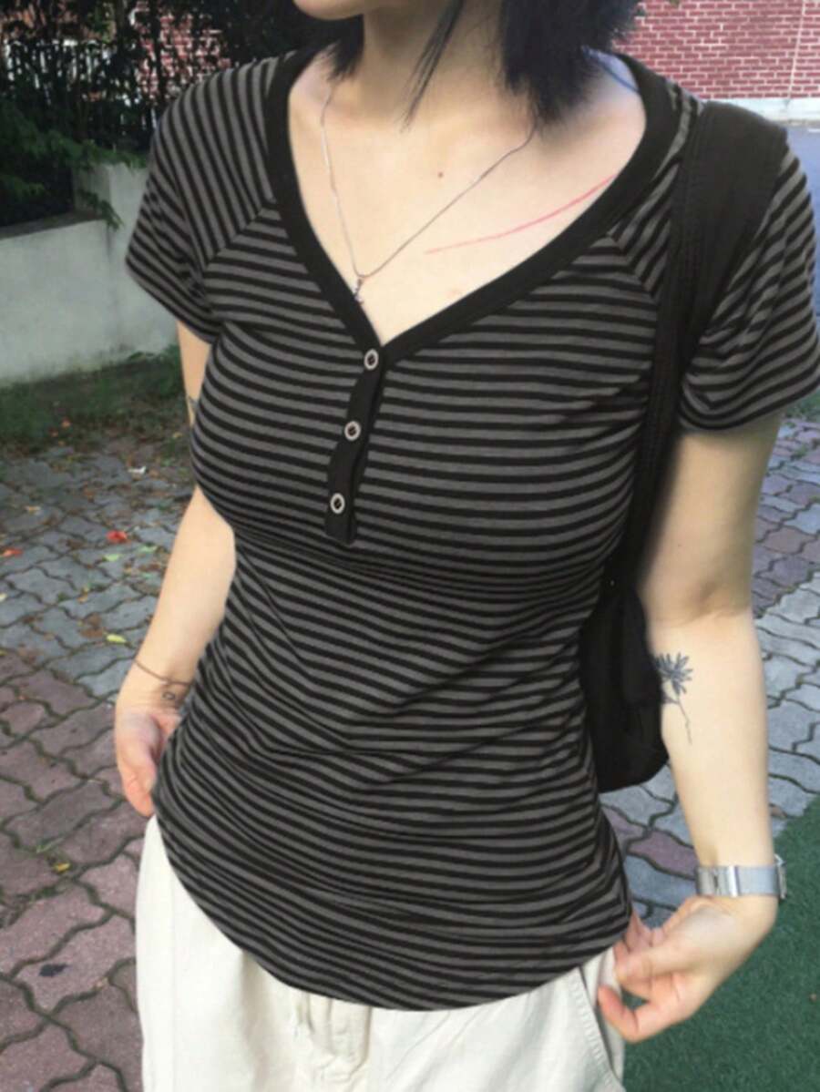 Women Y2k Striped T Shirt Top Fairy Grunge Short Sleeve V Neck Button Front Slim Fit Tee Shirts Crop Tops Summer Fall Spring Casual Basic Tees Going Out Tops Gothic Emo E-Girl Vintage Aesthetic Clothes Streetwear - 深灰色 - 查看 1