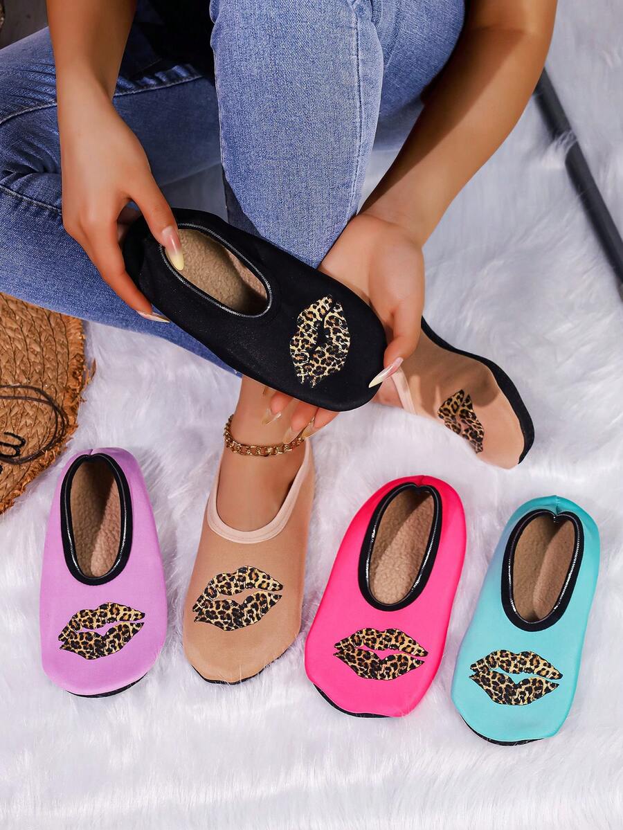 女士多季节室内/室外一脚蹬拖鞋，唇形设计和薄保暖内衬，透气有弹性，适合居家、海滩、瑜伽