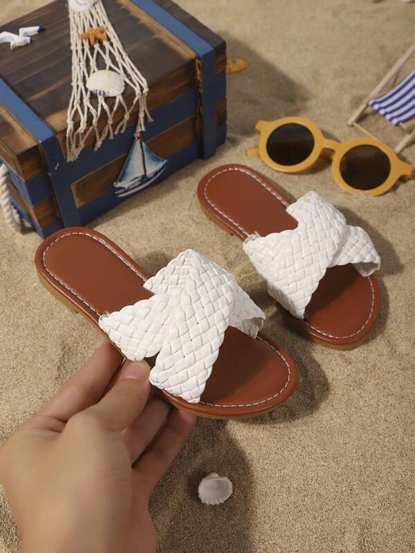 A Pair Of Girls' Fashionable Slippers In Solid Color Woven Cross-Belt Flat Round Toe Are Suitable For Beach, Outdoor And Home Use