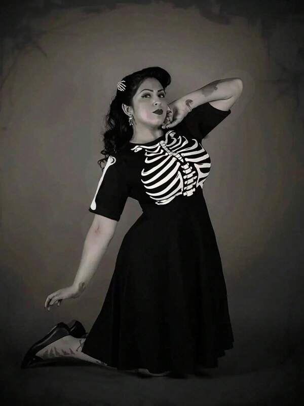 Robe maxi imprimé crâne gothique - Robe Morticore grande taille avec fleurs squelette, robe noire avec contrôle du ventre pour morphologies généreuses, robe style Dark Academia (0X-5X)