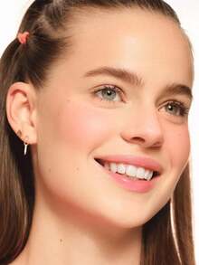 Essence Soft Touch Mousse Blush 20 Rustic Rouge，轻盈慕斯质地，柔滑细腻，自然光泽提升，持久显色，哑光丝绒妆效，日常办公妆容，5克/0.17盎司。 - 20 Rustic Rouge - 查看 3