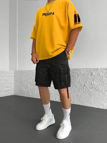 2 件套男士休闲户外圆领字母印花短袖 T 恤和抽绳腰侧袋短裤，夏季服装