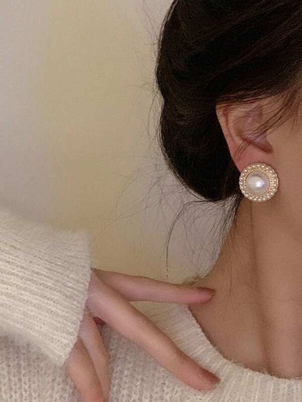 1 Pair Women's Elegant Baroque Style Faux Pearl Clip-On Earrings