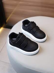 A Pair Of Solid-Color PU Fashionable Children's Sports Shoes, Lightweight And Soft White Sneakers. They Feature Convenient Double Hook And Loop Closures And Are Decorated With Shiny Sequins. These Slip-On Shoes Are Suitable For Both Boys And Girls To Wear All Year Round.