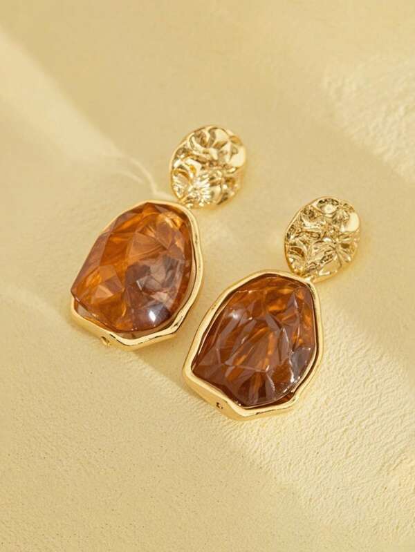 1 Pair Women's Vintage Elegant Gold-Tone Earrings, Fashion Luxury Style Versatile Earrings (Random Carved Pattern)