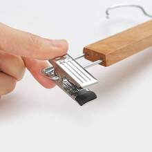 2/5 piezas Perchas de madera con pinzas para faldas sin arrugas y pinzas antideslizantes para pantalones para el hogar, dormitorio, armario y tienda de ropa. Madera premium suave, acabado duradero, organizador de armario multifuncional que ahorra espacio, con reposa hombros de frente ancho, pinzas de agarre suave que mantienen pantalones y faldas planos y sin arrugas, perfectos para exhibir ropa casual y profesional - Multicolor - Ver 7