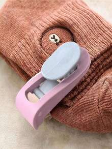 1/4/8 件防滑被子夹 - 适用于特大号双人床的重型床单紧固件，无针毛毯夹，带硅胶齿，耐用床上用品配件夹可防止夜间踢动混乱 - 彩色 - 查看 9