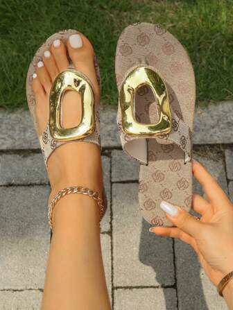 女士新款平底人字拖，复古图案金属装饰酷炫平底防滑休闲度假风拖鞋，舒适户外凉鞋