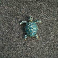 Cute Sea Turtle Brooch Mini Size Realistic Turtle Shape Design Rhinestone Inlaid On Paws Enamel Brooches Pins Kawaii Gift To Friends Bag Suit Hat Dress Clothes Ornament Accessories