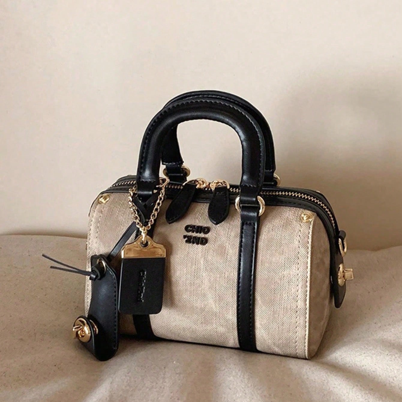 Este elegante bolso Staunton para mujer está hecho de material de PU, con una correa de hombro desmontable, decoraciones metálicas y un acento de et