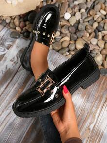 Mocasines planos con decoración de cadena estilo británico para mujer, nueva llegada otoño 2025. Elegantes, cómodos y casuales, adecuados para faldas y uso en el campus.