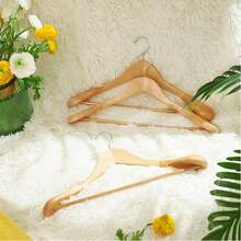 SONGMICS Lot de 6 Cintres, en Bois Massif avec Épaules très Larges, Antidérapants, pour Costumes, Chemises, Manteaux, Vestes, Pantalons, Crochets Pivotants 360°, Couleur Boisée - Maple - Voir 1