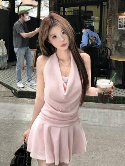 黑色性感二合一蕾丝连衣裙，露背领口，展现时尚风格