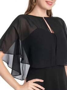 Elegancki i prosty szal w jednolitym kolorze, zapinany na 1 guzik, odpowiedni na weekendowe wyjścia i na co dzień